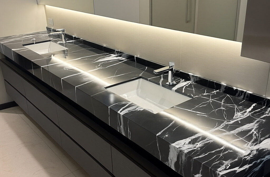 Bagno con top in marmo nero venato bianco