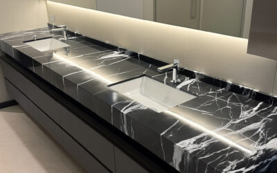 Bagno con top in marmo nero venato bianco