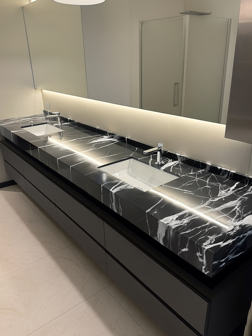 Bagno con top in marmo nero venato bianco Bagno con top in marmo nero venato bianco